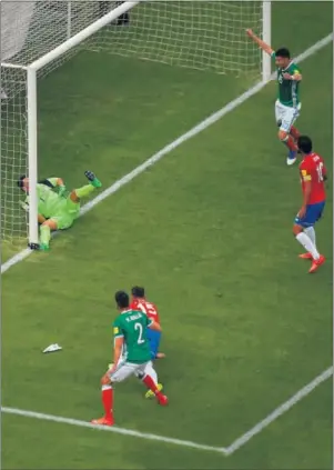  ??  ?? ERROR. Keylor cometió este grave fallo en el encuentro ante México.