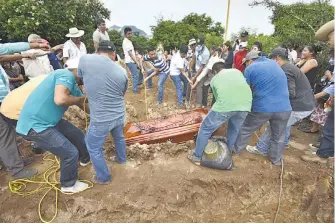  ?? JUAN MANUEL MOLINA /EL SOL DE ACAPULCO ?? Sepelio de
Martín Crescencia­no, vendedor de paletas, una víctima