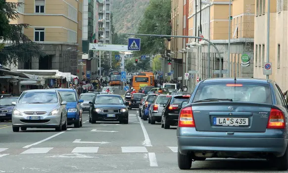  ??  ?? L’allarme Traffico in corso Libertà. Auto nel mirino per i pesanti sforamenti sui limiti fissati dalle norme europee al biossido di azoto