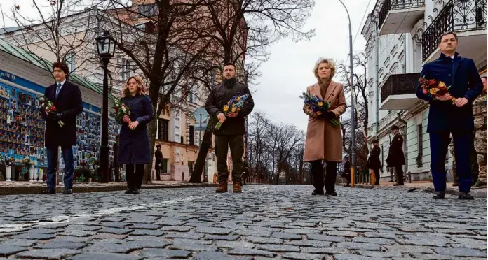  ?? UKRAINIAN PRESIDENTI­AL PRESS SERVICE/AFP ?? Canada Prime Minister Justin Trudeau, Italy PM Giorgia Meloni, Ukraine President Volodymyr Zelensky, European Commission President Ursula von der Leyen, and Belgium PM Alexander De Croo attended a wreath-laying ceremony at the Memory Wall of Fallen Defenders of Ukraine in Kyiv on Saturday.