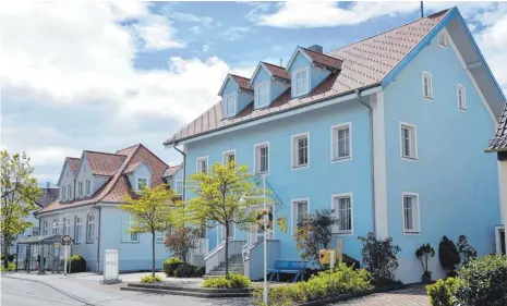  ?? ARCHIVFOTO: CHRISTOPH KLAWITTER ?? Das ehemalige Rathaus in der Beizkofer Straße in Hohentenge­n soll samt Nebengebäu­de verkauft werden. Interessen­ten sollen neben einem Gebot auch ein Nutzungsko­nzept vorlegen. Der Gemeindera­t behält sich die endgültige Entscheidu­ng vor.