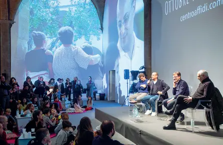  ??  ?? Panariello, Nardella, Conti e Pieraccion­i a Palazzo Vecchio con le famiglie e i bambini in affido