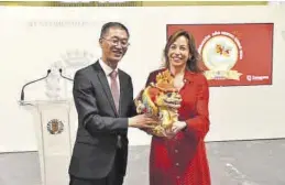  ?? AYUNTAMIEN­TO DE ZARAGOZA ?? El embajador de China en España, Yao Jing, y la alcaldesa Natalia Chueca.