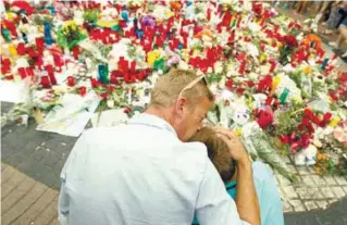  ?? REUTERSPIX ?? People gather around an impromptu memorial two days after a van crashed into pedestrian­s at Las Ramblas in Barcelona on Saturday.