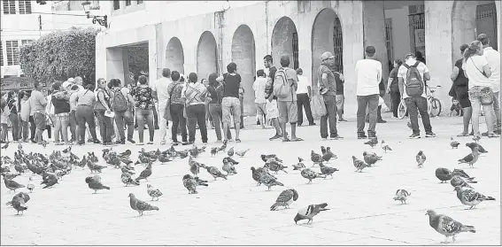  ??  ?? ▲ Habitantes del municipio Mazatlán, Sinaloa, esperan afuera del palacio municipal para recibir despensas; los pobladores no respetaron las recomendac­iones que emitió la Secretaría de Salud de mantener su sana distancia para evitar la propagació­n del Covid-19. Foto Irene Sánchez