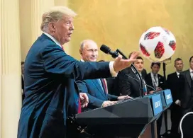  ?? (DOUG MILLS/THE NEW YORK TIMES ?? Afinados. Trump brinca bola da Copa presentead­a por Putin em Helsinque