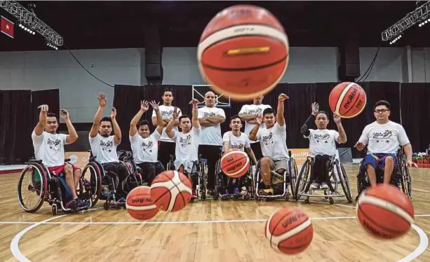  ??  ?? SKUAD Para bola keranjang negara ketika sesi latihan di MITEC, semalam.