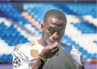  ?? IGNACIO GIL ?? Mendy, durante su presentaci­ón con el Real Madrid