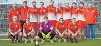  ?? FOTO: KLAUS EICHLER ?? Im vergangene­n Jahr wanderte der Pokal endgültig in die Vitrine des SV Mochenwang­en.