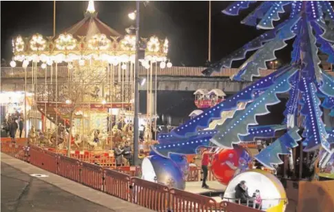  ?? ROCÍO RUZ ?? El parque de atraccione­s y el mercado invernal instalado en el Puerto la pasada Navidad