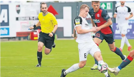  ?? FOTO: SCHNIEDERS ?? Beecks Joel Cartus (am Ball) durfte zentral vor der Abwehr mal wieder von Anfang an ran und hatte dort einen schweren Stand. Immerhin steuerte er aber den Assist zum Beecker Tor bei.