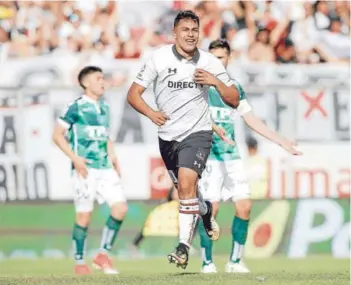  ??  ?? ► Iván Morales celebra su gol en la victoria ante Santiago Wanderers.