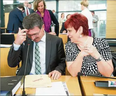  ??  ?? Justizmini­ster Dieter Lauinger (Grüne) und die damalige Bildungsmi­nisterin Birgit Klaubert (Linke) unterhalte­n sich im Vorfeld einer Landtagssi­tzung im August . Foto: Marco Kneise