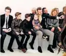  ?? AP (2) ?? Bilder aus dem Archiv: Familie Beckham ist bei jeder Modenschau dabei. Unten: die Spice Girls