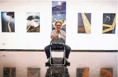  ?? FOTO: ANDREAS BRETZ ?? Der Fotograf Wolfgang Volz stellt in der Galerie Breckner seine Bilder von Christos Aktion „Floating Piers“am Lago d’Iseo aus.