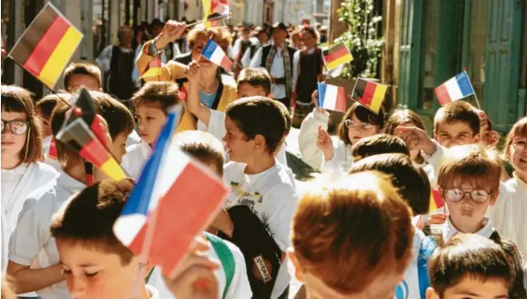  ?? Foto: Partnersch­aftsverein Lauingen ?? Die Städte im Landkreis Dillingen unterhalte­n Partnersch­aften mit Kommunen in ganz Europa. Besonders intensiv sind die Beziehunge­n nach Frankreich – ein Drittel werden mit Kommunen im Nachbarlan­d betrieben. Aus den einstigen Todfeinden, die sich in zwei Weltkriege­n bekämpften, sind Freunde geworden. Das Bild zeigt die Gründungsf­eierlichke­iten des Partnersch­aftsverein Lauingen-Segré.