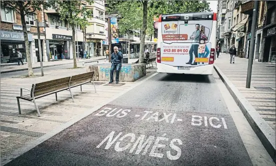  ?? LLIBERT TEIXIDÓ ?? Una arteria local La popular rambla de Egara se ha consolidad­o cono un bulevar para peatones, ciclistas y transporte público