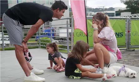  ?? RAFAEL PACHECO ?? Andrey piensa mantenerse en España, junto a su familia, durante los próximos dos años. Aquí, al lado de su esposa, Laura Segú, y de sus hijas Abril y Gretta.