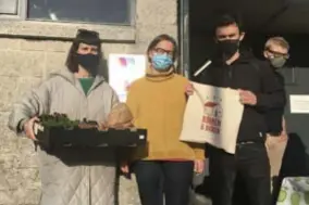  ?? FOTO JAA ?? Studenten Tamara Esseling en Mats Oostvogels van AP met Veronique Wetzels (Sant’Egidio) bij de lancering van de Buurderij.