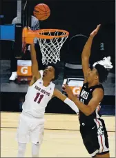  ?? ETHAN MILLER — GETTY IMAGES ?? St. Patrick-St. Vincent High grad Dishon Jackson (right) scored 10 points and pulled down seven boards for Washington State in a loss against Alonzo Verge Jr. and Arizona State on Wednesday.