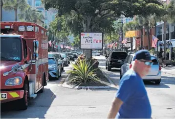  ?? FLORIDA SUN SENTINEL JOHN MCCALL/SOUTH ?? Traffic is backed up Wednesday along Las Olas Boulevard in Fort Lauderdale. One out-of-the-box plan would have a pair of one-way undergroun­d tunnels taking passengers in Teslas back and forth from downtown to the beach.