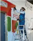  ??  ?? Sprayer sollten schwindelf­rei sein. Kein Problem für Elisa, die beim Graffitiwo­rkshop auf der Leiter stand und sprühte.