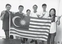  ??  ?? 孫天美（右一）和指導教授台灣大學政­治系教授石之瑜博士（右三），及石教授主持的讀書會­書友祝賀馬來西亞獨立­60周年紀念。