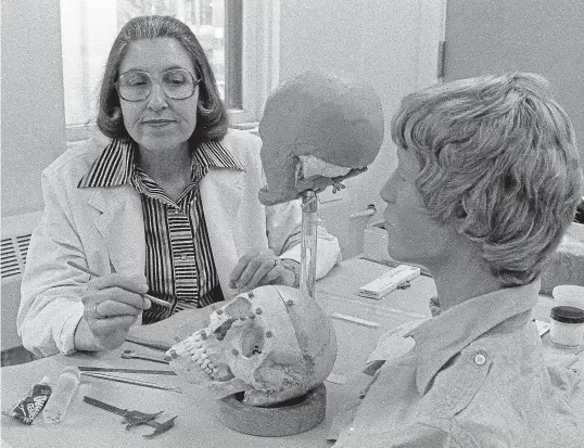  ?? AP ?? Betty Pat Gatliff at work in 1980, reconstruc­ting a skull of one of serial killer John W Gacy’s unidentifi­ed victims.