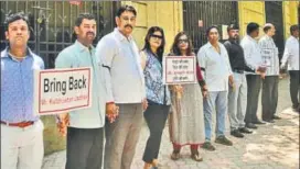  ?? PRASHANT WAYDANDE/HT ?? A human chain protest against Kulbhushan Jadhav's death sentence by Pakistan in Mumbai on Thursday. Protests have been breaking out across India after the verdict.