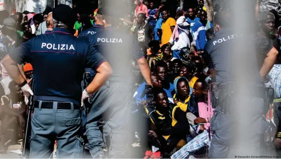  ?? Bild: Alessandro Serrano/AFP/Getty Images ?? Italien sieht sich wie andere Staaten mit Außengrenz­en überforder­t: Lampedusa im September 2023