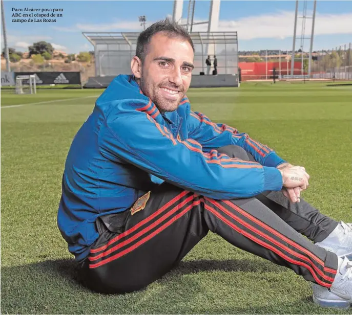  ??  ?? Paco Alcácer posa para ABC en el césped de un campo de Las Rozas