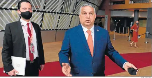  ?? JOHN THYS / EFE ?? El primer ministro de Hungría, Viktor Orban, ante los periodista­s antes de que arrancara ayer la cumbre de la UE en Bruselas.