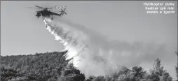  ??  ?? Helikopter duke hedhur ujë mbi zonën e zjarrit