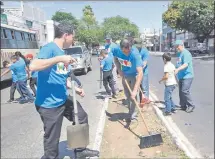  ??  ?? Voluntario­s de la Fundación Internacio­nal WeLoveU limpiaron ayer el paseo central de Eusebio Ayala.