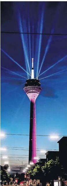  ?? RP-FOTO: ANDREAS BRETZ ?? Telekom-Werbung im Juni 2020: Ein Lichtdesig­ner tauchte den Turm in Magenta, um den Mobilfunk-Standard 5G zu präsentier­en.