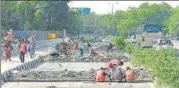  ?? SANCHIT KHANNA/HT ?? Work underway on the bridge near Nizamuddin.