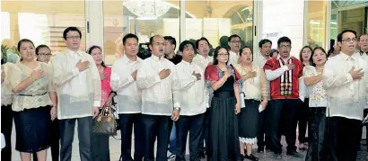  ??  ?? Filipino expats and leaders of various oranisatio­ns during the Independen­ce Day celebratio­ns at the consulate in Dubai on Monday.