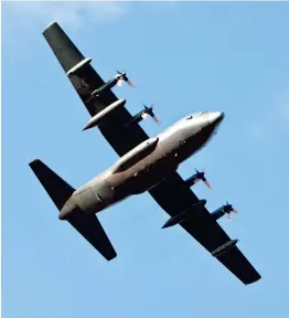  ?? PHOTO D’ARCHIVES, AGENCE QMI ?? Le Canada met notamment à dispositio­n de la coalition contre le groupe armé État islamique un gros aéronef porteur militaire C130 Hercules, comme celui-ci.