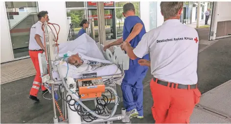  ?? ARCHIV-FOTO: HANS-JÜRGEN BAUER ?? Sanitäter transporti­eren einen Intensiv-Patienten.