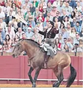  ?? ?? El rejoneador cigarrero banderille­ó sin cabezada.