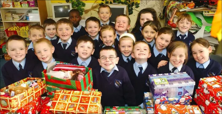  ??  ?? Scoil Mhuire na nGael pupils Elliot Gray, David Grimes, Thomas Curran, Naoise O’Hagan, Ciara Boyle, Dammy Sanusi, Mary Cassidy, Tara Duffy, Ema McCabe, Shane Dooner, Sinead McDonald, Lauren Mackle, Stephan Callan, Brian Cumiskey, Sean Maguire, Darren Reid, Lauren Stewart, Pauric McCrum, Jordan O’Donoghue and Pauraic Renaghan who are taking part in the “Operation Christmas Child” Christmas Shoebox Appeal.