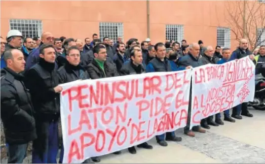  ?? R. B. ?? Los trabajador­es de Peninsular del Latón, durante una protesta.