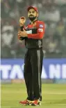  ?? — PRITAM BANDYOPADH­YAY ?? RCB captain Virat Kohl gestures during a match against Delhi Daredevils at Feroze Shah Kotla in New Delhi on Saturday.