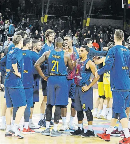  ?? FOTO: JOAN LANUZA ?? Los jugadores del Barça, tras su última derrota, en el Palau Blaugrana frente al Fenerbahce Estambul