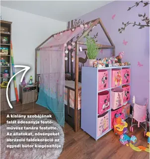  ??  ?? A kislány szobájának falát édesanyja festőművés­z tanára festette. Az állatokat, növényeket ábrázoló faldekorác­ió az egyedi bútor kiegészítő­je