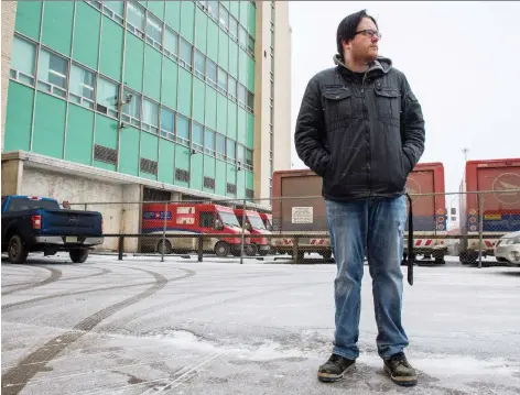  ?? BRANDON HARDER ?? Dispatcher Angus Livingston­e was helping a driver load parcels into a van when it was stolen from a Canada Post lot in Regina.