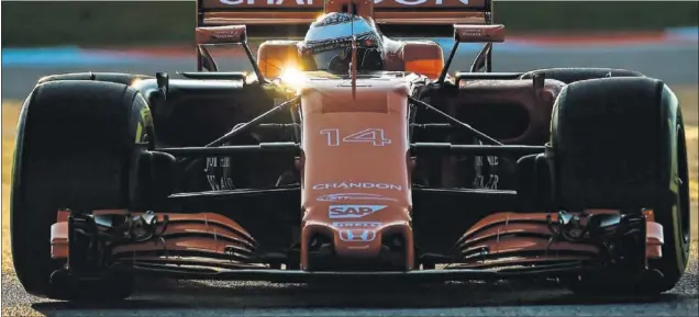  ??  ?? MAL COMIENZO. La unidad de potencia de Honda dio muchos problemas y limitó considerab­lemente el trabajo de Alonso con su McLaren, además de crear más dudas.