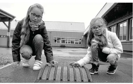  ??  ?? Camille et Manon n’ont pu jouer qu’à deux reprises sur le billodrome à cause de la météo.