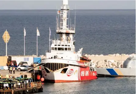  ?? ?? El barco de la ONG española Open Arms fue el primero en utilizar el corredor marítimo entre Chipre y Gaza para brindar ayuda humanitari­a. Arribó el viernes a la Franja y terminó su descarga ayer. aFP