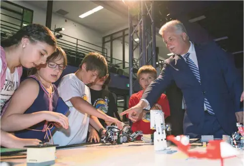  ?? JACQUES BOISSINOT LA PRESSE CANADIENNE ?? Le premier ministre Philippe Couillard accompagna­it son ministre de l’Éducation, Sébastien Proulx, dans une école de Québec pour l’annonce de la politique québécoise en matière de réussite scolaire.